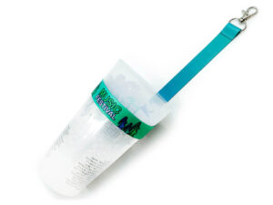Personalisierter Lanyard mit Becherhalter, angebracht an Eventbecher mit Karabinerhaken.