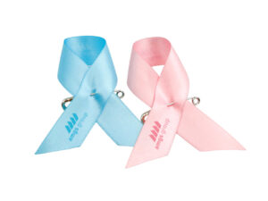 Satin-Anstecker mit Logo. Set aus rosa und blauen Satin-Schleifen Awareness Pins mit Sicherheitsnadeln, Hersteller AMGS Group.