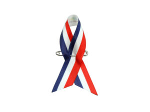 Tricolor Satin-Schleife Awareness Pin in Rot, Weiß und Blau, einseitig bedruckt, Hersteller AMGS Group.