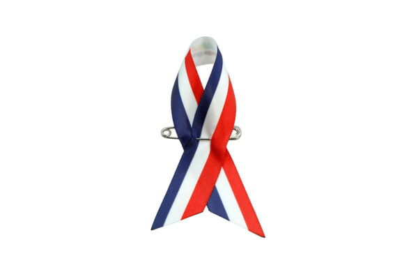 Tricolor Satin-Schleife Awareness Pin in Rot, Weiß und Blau, einseitig bedruckt, Hersteller AMGS Group.