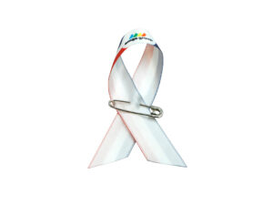 Weiß-rote Satin-Schleife Awareness Pin mit Logo-Druck, einseitig bedruckt, Hersteller AMGS Group.