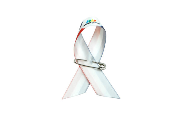 Weiß-rote Satin-Schleife Awareness Pin mit Logo-Druck, einseitig bedruckt, Hersteller AMGS Group.