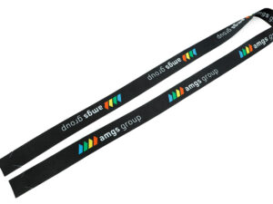 Eine Makroaufnahme, die auf die Enden des Polyester-Lanyards fokussiert und die präzise geschnittenen Schlitze zur Montage eines Ausweishalters zeigt.