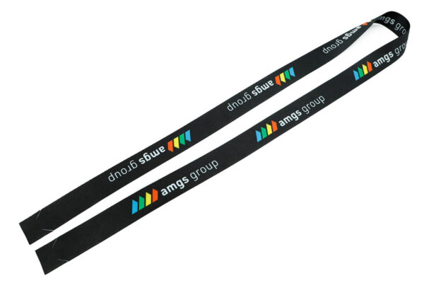 Eine Makroaufnahme, die auf die Enden des Polyester-Lanyards fokussiert und die präzise geschnittenen Schlitze zur Montage eines Ausweishalters zeigt.