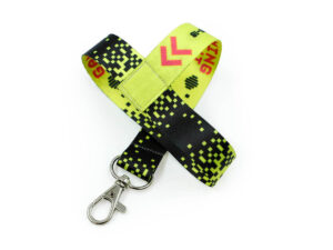 Personalisierter Lanyard mit Becherhalter, Gaming-Event-Design und stabilem Karabiner.