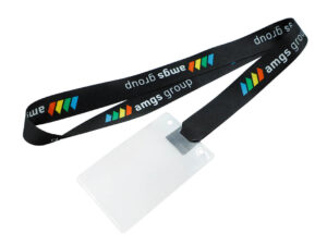 Schwarzes Polyester-Schlüsselband mit buntem, individuellem Logo-Druck, direkt an einem transparenten Ausweishalter befestigt.