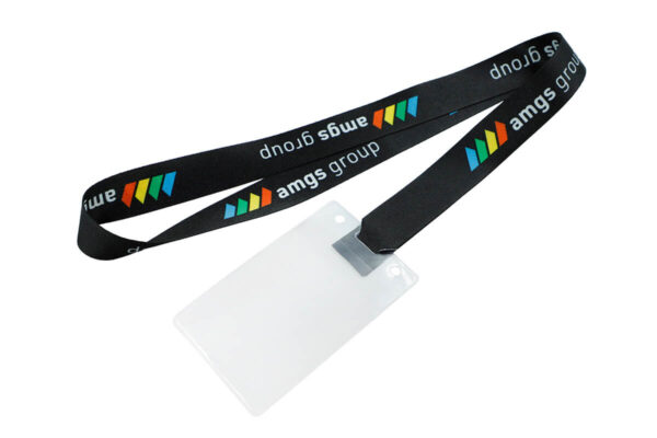 Schwarzes Polyester-Schlüsselband mit buntem, individuellem Logo-Druck, direkt an einem transparenten Ausweishalter befestigt.