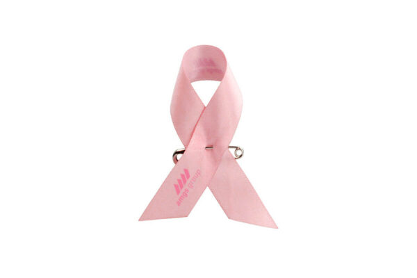 Rosa Satin-Schleife Awareness Pin mit Logo-Druck, doppelseitig, Hersteller AMGS Group.