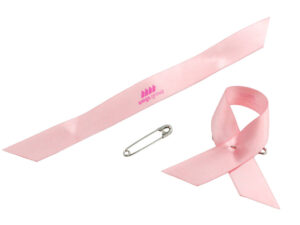 Rosa Satin-Schleife Awareness Pin mit Sicherheitsnadel und Logo-Druck, Hersteller AMGS Group.