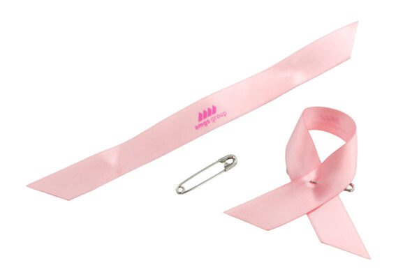 Rosa Satin-Schleife Awareness Pin mit Sicherheitsnadel und Logo-Druck, Hersteller AMGS Group.