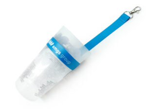 Lanyard mit Becherhalter mit Logo. Blauer Lanyard mit Becherhalter und AMGS Group Logo, befestigt an Mehrweg-Eventbecher.