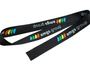 Hakenloses r-PET Lanyard mit Logo. Ein personalisiertes schwarzes Polyester-Umhängeband mit wiederholtem Logo, angeordnet, um beide Enden mit ihren hakenlosen Befestigungsschlitzen zu zeigen.