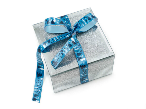 Silberne Unternehmensgeschenkbox, mit einem blauen, sublimierten Satinband (Design 1) umwickelt. Hersteller AMGS Group.