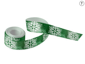 Grünes Dekoband mit großen, weißen Schneeflocken (Design 7). Die ideale Wahl für das Weihnachts-Branding von Geschäftsgeschenken. Hersteller AMGS Group.