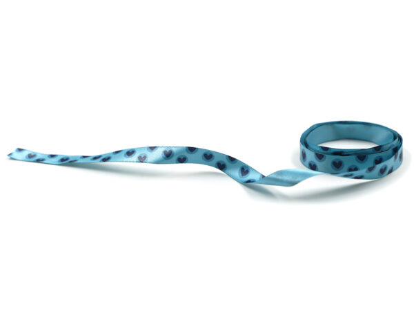 Blaues Satinband mit beidseitigem Herz-Druck. Hochwertiges Dekoband mit sichtbarem Muster auf beiden Seiten. Hersteller AMGS Group.