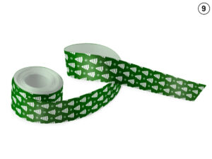 Flaschengrünes Satinband mit dichtem weißem Muster aus Tannenbäumen und Schneeflocken (Design 9). Perfekt für das Markenimage im B2B-Weihnachtsgeschäft. Hersteller AMGS Group.