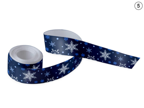 Marineblaues Satinband mit großen und kleinen weißen Schneeflocken (Design 5). Ein klassisches und elegantes Wintermotiv für Firmengeschenke. Hersteller AMGS Group.