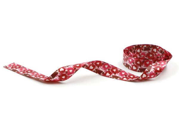 Rot-rosa Werbeband mit dichtem Herzmuster. Beidseitiger Druck mit hoher Farbsättigung, ideal für Firmengeschenke. Hersteller AMGS Group.