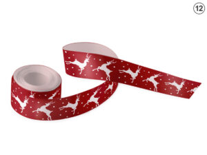 Rotes Satinband mit weißen springenden Rentieren und Punkten (Design 12). Dynamisches, festliches Motiv für Unternehmensverpackungen. Hersteller AMGS Group.